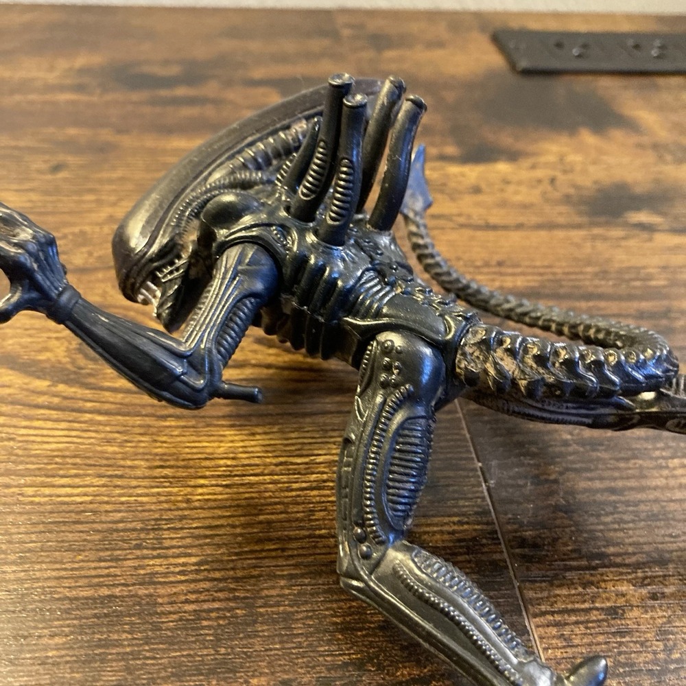 Vintage 1993 Kenner Aliens Vs. Predator Warrior Xenomorph 5" Black Action Figure - Picture 5 of 8